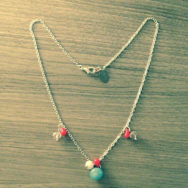 collier argenté bouton bottine, perles à facettes blanches et gouttes rouges